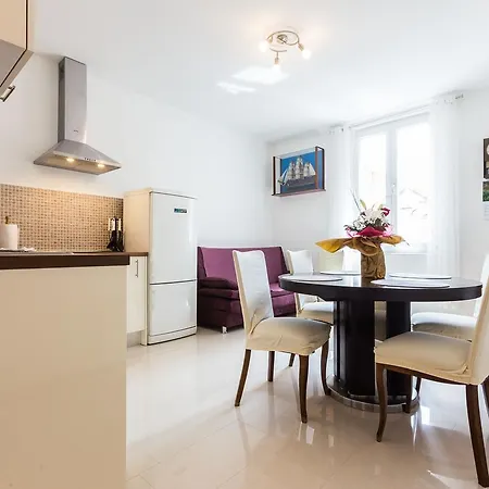 Drago 2br Apt. In Old Town דירה זאדאר