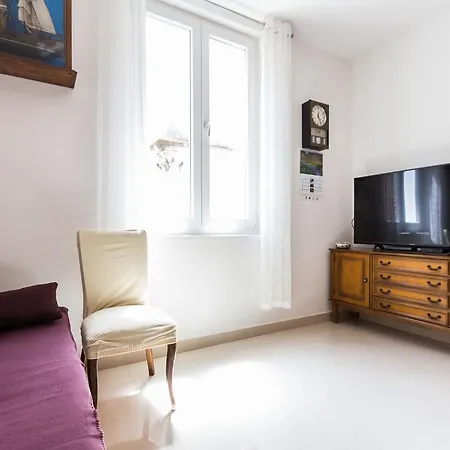Drago 2br Apt. In Old Town