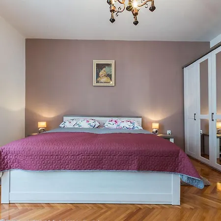 Drago 2br Apt. In Old Town Apartment *